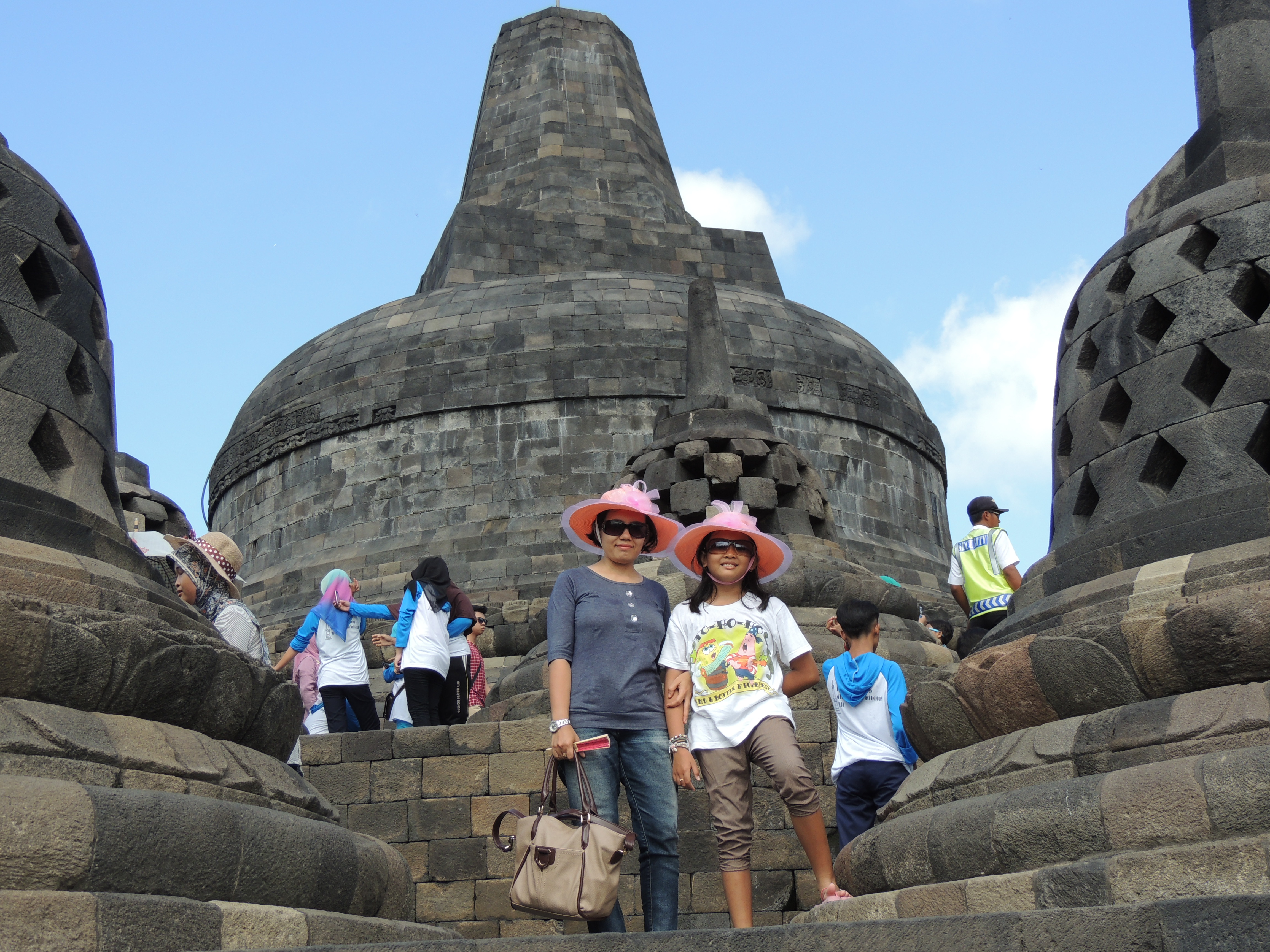 Liburan ujian nasional kelas 6 kemarin kebetulan kelas 1 5 SD libur belajar di Kali ini saya mengajak Abel ke candi borobudur